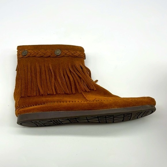 Minnetonka - High Top Brown Suede Fringe With Metal Design  Zip Up Ankle Boot 7 - Picture 4 of 13